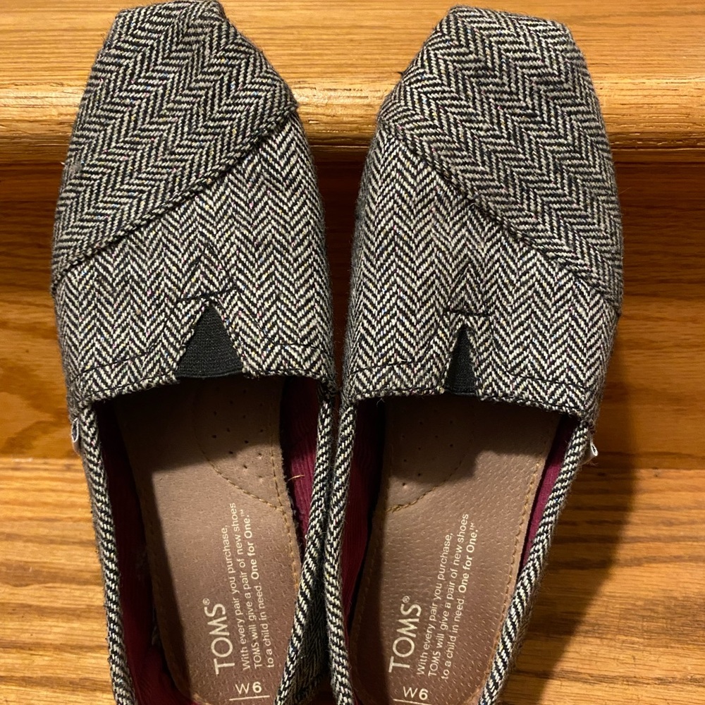 TOMS size 6. Used